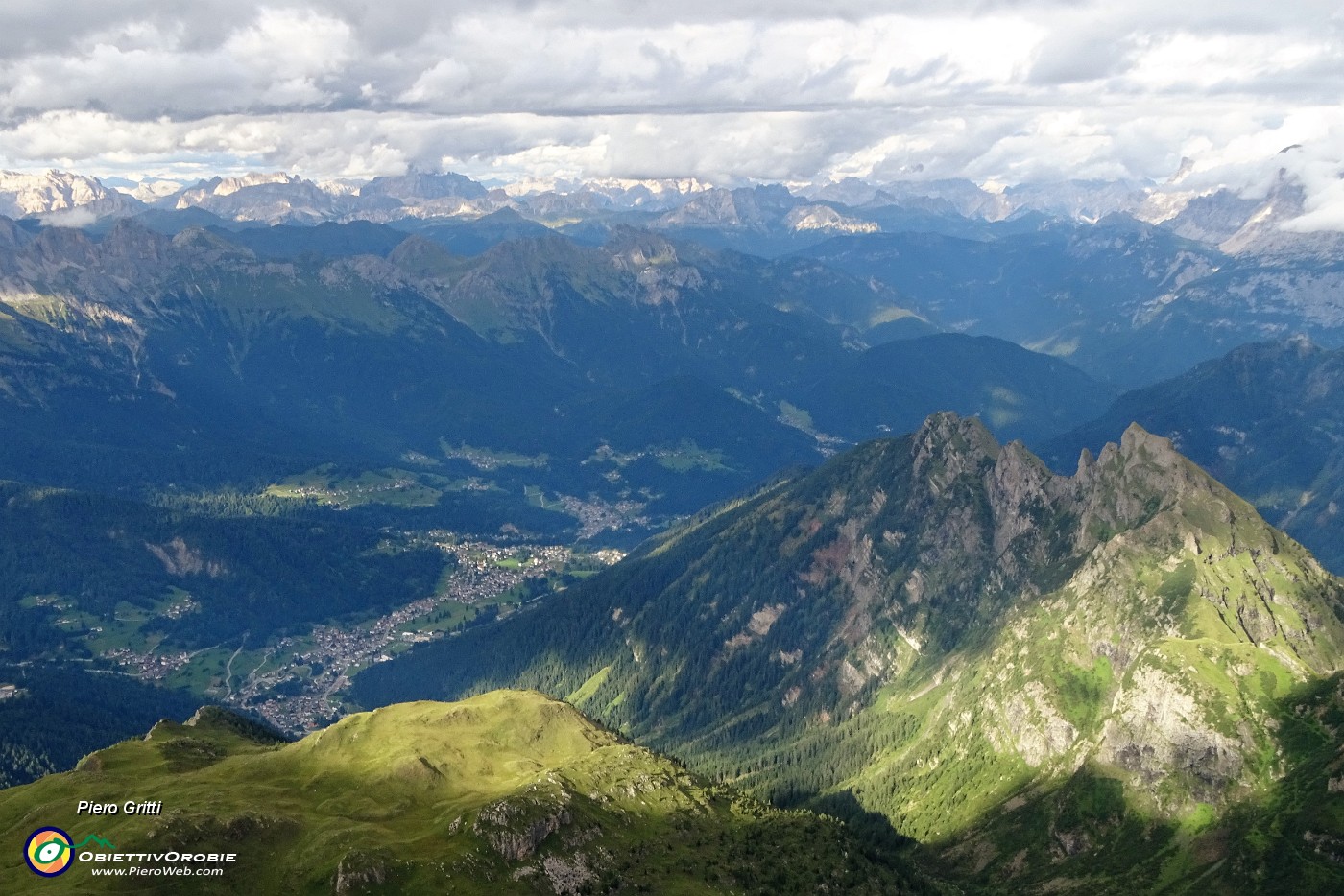 61 Vista dal Monte Mulaz verso la vallata di San Martino di Castrozza.JPG